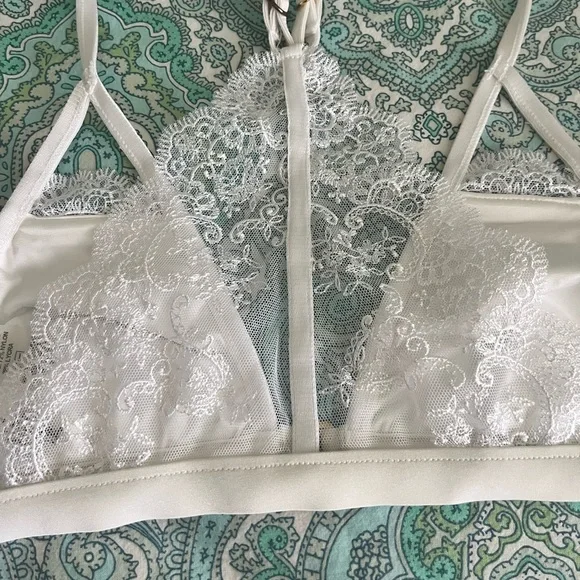 Beach Bunny Lace bralette bikini top. Large. - Picture 7 of 8